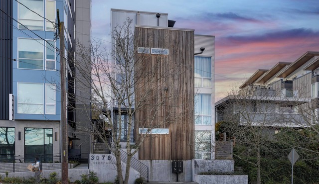 West Seattle - Mins to Downtown!