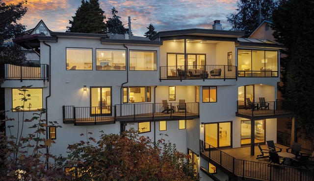 West Seattle/Ocean & Mountain Views + Balcony