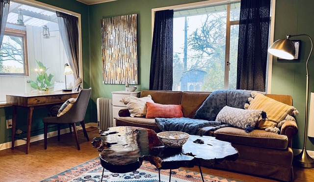 West Seattle Parkside Pup Friendly MIL Apartment