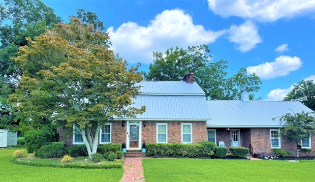West Shore 4BR/3BA vacation home, walkable to downtown