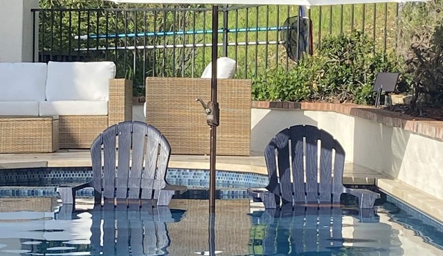 West Side 3BR/3BA - En suite layout, Pool&Hot Tub, nestled in oak covered hills!