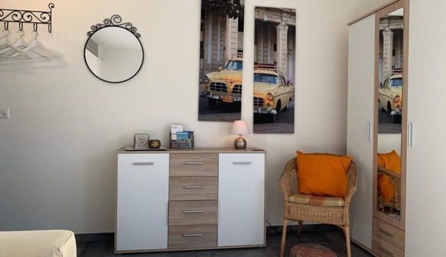 West-Side doubleroom + Singlebed/shower WC/outside veranda/Castel & Garden view