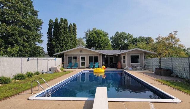 West Sioux Falls Retreat - private 3-bedroom acreage with heated pool