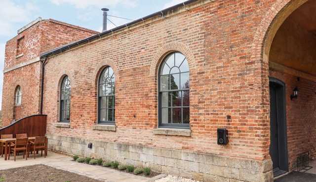 WEST STABLE, character holiday cottage, with open fire in Retford