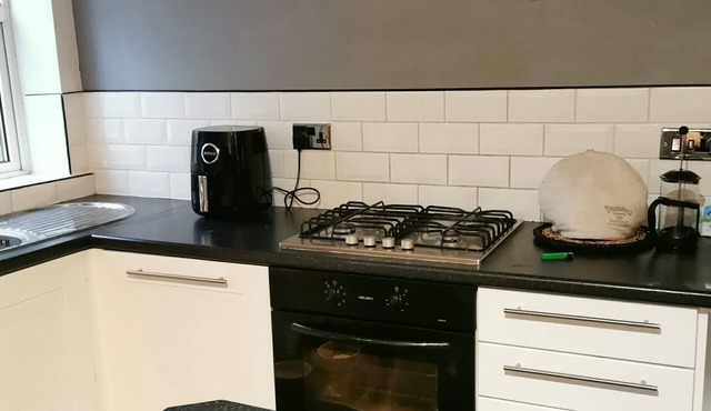 West Stret Retreat.nnCozy 2 bedroom house near shops and train station.