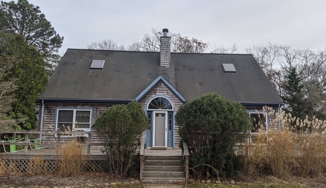 WEST TISBURY QUIET CLOSE TO TOWN AND BEACH