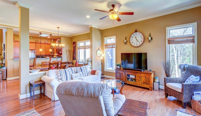 West Union Townhome w/Patio & Lake View