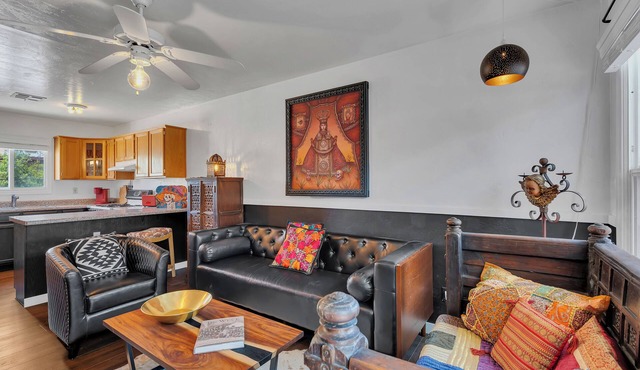 West University art-partment 1 bedroom bungalow!