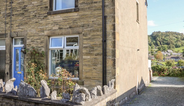 WEST VIEW COTTAGE, family friendly, with a garden in Settle