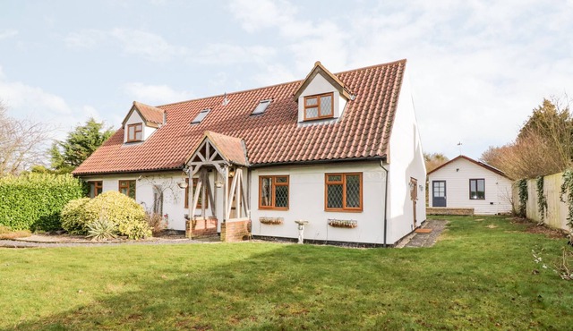 WEST VIEW COTTAGE, pet friendly in Linton, Cambridgeshire