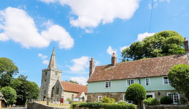 WEST VIEW, family friendly, character holiday cottage in Shorwell