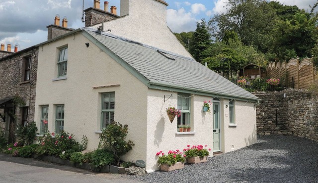WEST VIEW, pet friendly, character holiday cottage in Milnthorpe