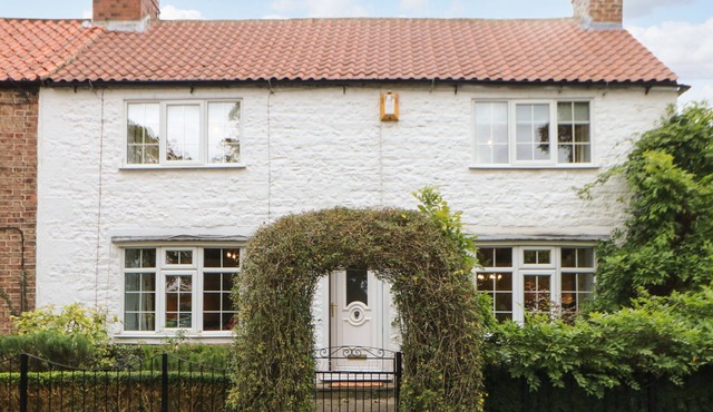 WEST VIEW, pet friendly, character holiday cottage in Ripon