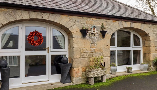 WEST VIEW, pet friendly, character holiday cottage in Ponteland