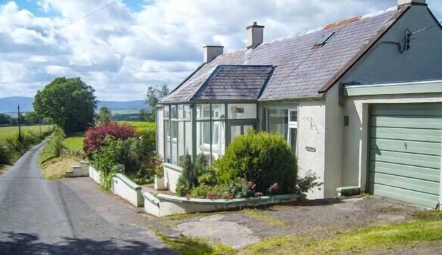 WEST WINDS, pet friendly, with a garden in Torthorwald