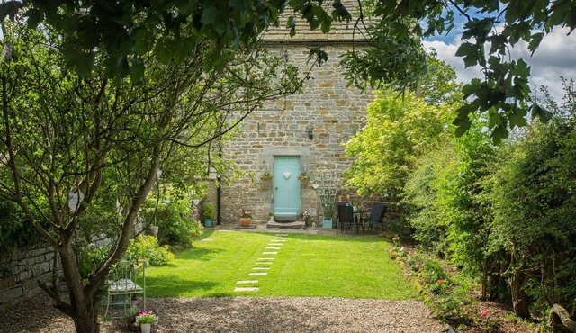 WEST WING COTTAGE, pet friendly, character holiday cottage in Hexham
