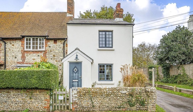 West Wittering Rosemary Cottage – Sleeps 5, Nr Beach, Parking & Family Friendly