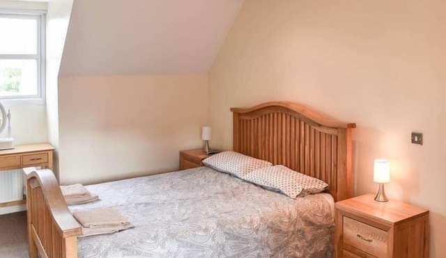 West Yorkshire-Three Storey Townhouse -Free parking