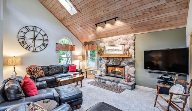 Westaway-Spacious Home w/Private Hot Tub, Fireplace, Amazing 1st Floor Layout