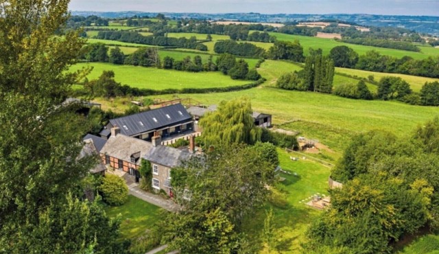 Westbrook Court Hay on Wye HOT TUB! For Groups/Families (21 adults + 5 kids)