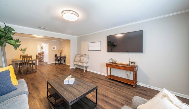 Westbury Mews-Cozy Townhome-3beds- 2full baths-sleeps6