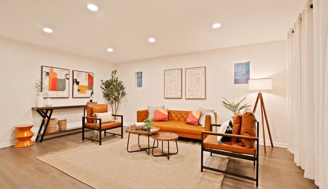Westchester House | Sleeps 10 | Near Chicago & Parks | Close to Restaurants & Easy Local Transport Access | Long private driveway