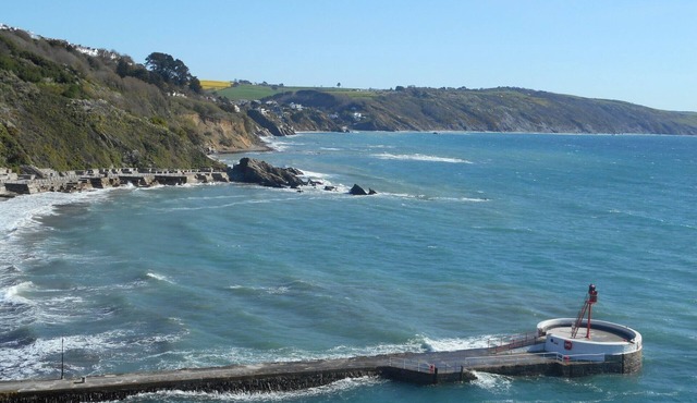 Westcliff maisonette right by the sea