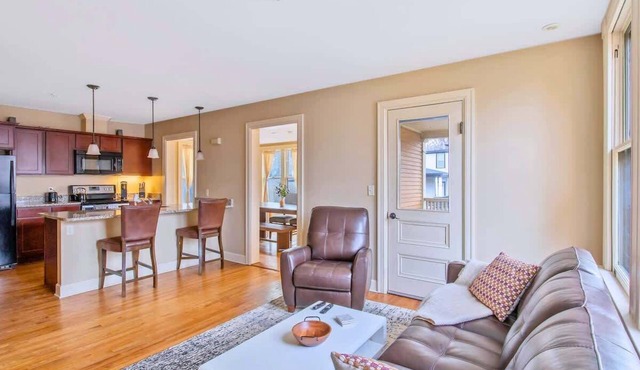 Westcott Mansion: 3BR Apt Near SU & JMA Dome