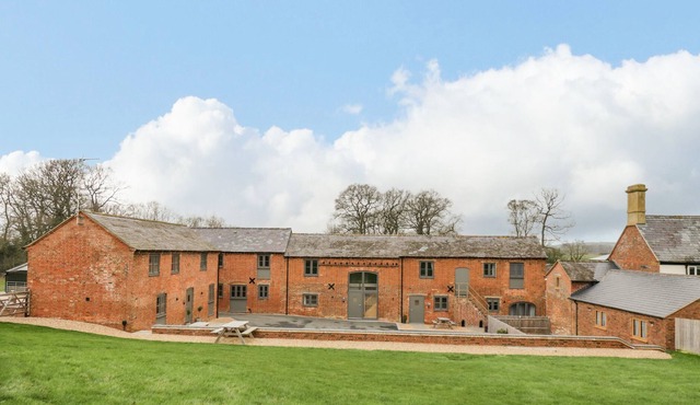 WESTER, character holiday cottage, with a garden in Crick