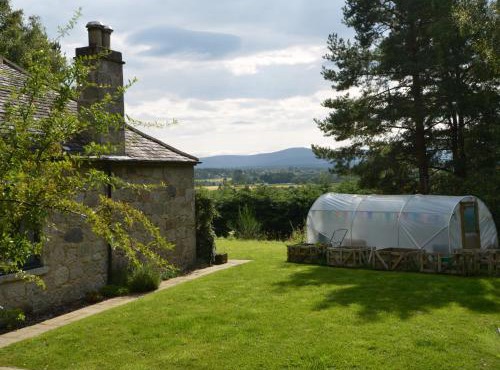 Wester Curr Cottage - Luxury 5-Star Cottage with Private Pool & Hot Tub