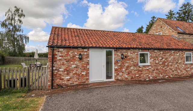 WESTERBY LODGE, pet friendly, with a garden in Alford