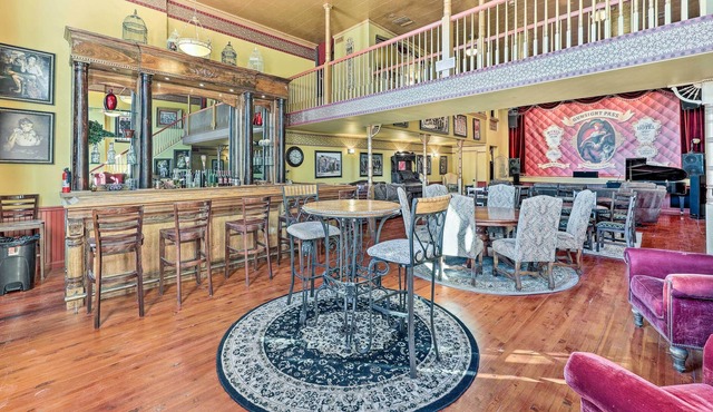 Western Adventure w/ Saloon & Movie Theatre