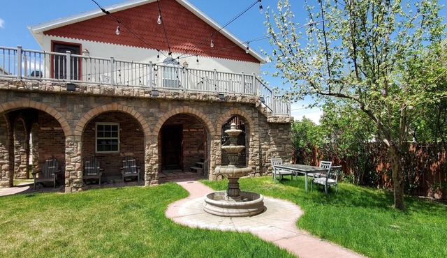 Western Carriage House Studio Suite- Western themed retreat- Full Kitchen & Bath