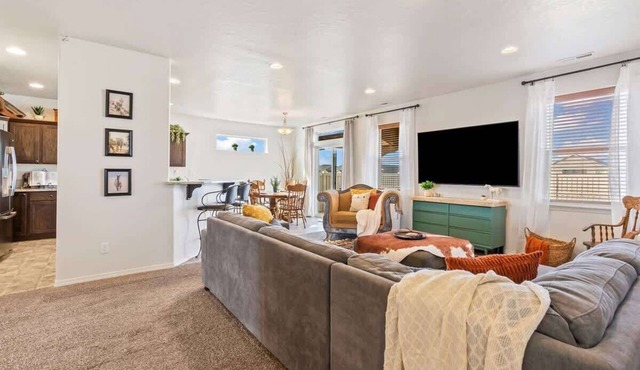 Western Charm | Caldwell | Hot Tub | Near C of I