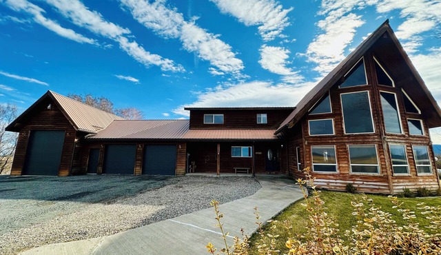 Western Inspired 4-bedroom house in Bonanza perfect for your getaway.