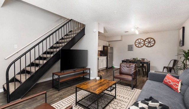 Western Modern 2 Story Townhome - Pool, Gym, Park