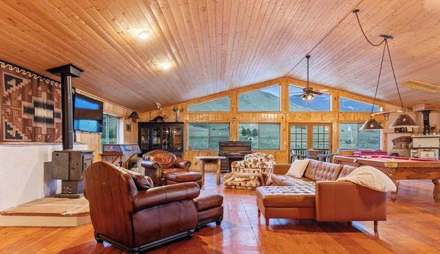 Western Ranch for Weddings, Retreats, Reunions. Sleeps 30 in two lodging units,