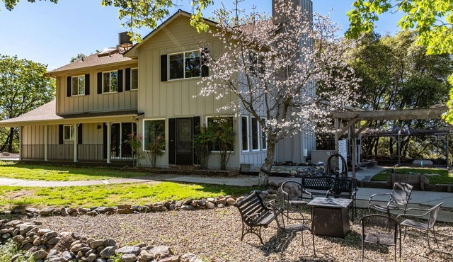 Western Retreat Lux Backyard, Big Pool & Outdoor Entertaining. Near Casino!