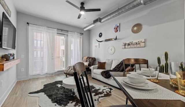 Western Saloon 2BR 4Bed Prime Location