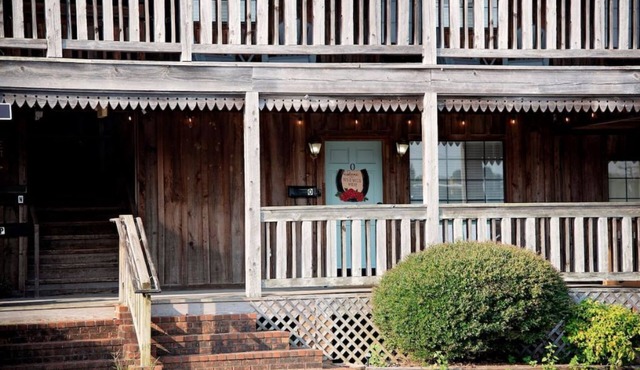 Western Themed 1 bedroom, great location.