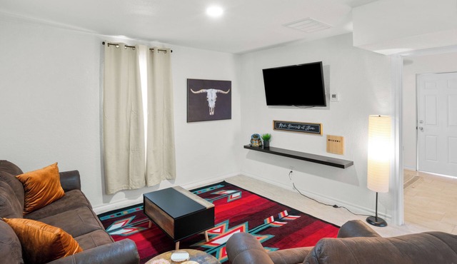Western Themed 2 Bed in central El Paso 3 min from Refinery