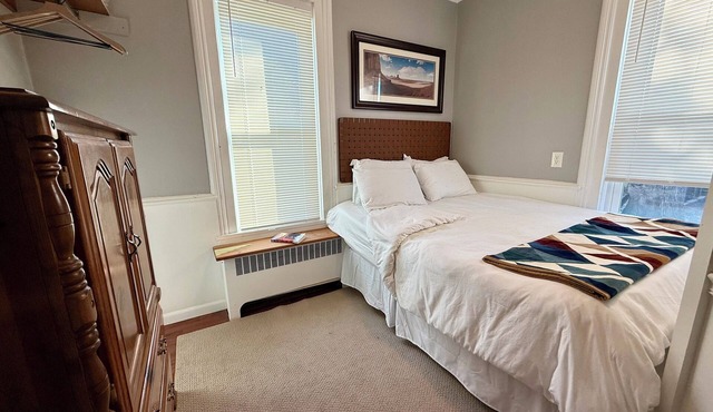 Western-Themed & Conveniently-Located Apartment in Tonawanda