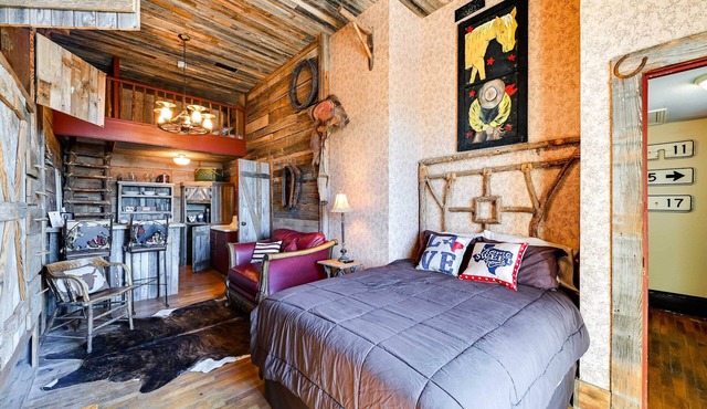 Western-Themed Decatur Studio on Main Street!