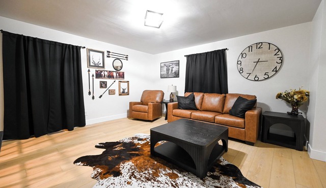 Western-Themed Suite with Full Bath & Kitchenette – Cozy, Rustic Getaway!