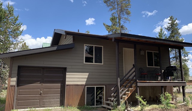 Western themed Cabin in Quiet neighborhood - 1 mile to Yellowstone Park!