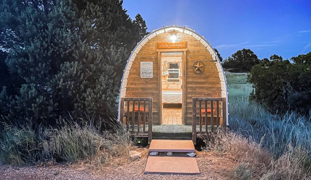 Western Wagon, Linens, Hot Showers, Stunning Views