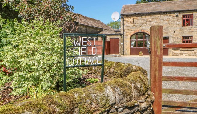WESTFIELD COTTAGE, pet friendly, with a garden in Mickleton, Teesdale