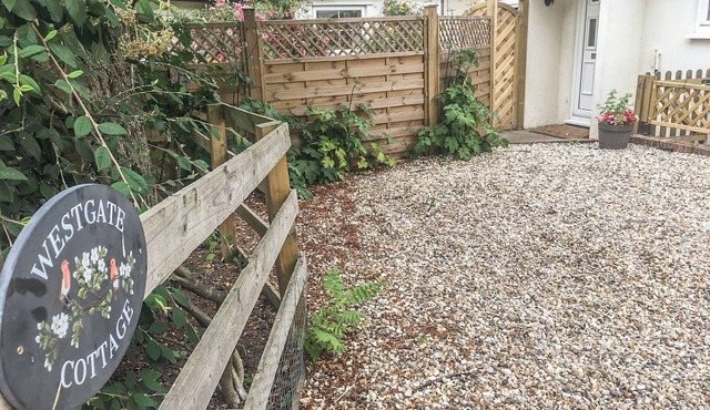 WESTGATE COTTAGE, pet friendly, with a garden in Sittingbourne