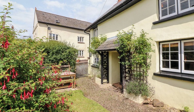WESTGATE COTTAGE, pet friendly, character holiday cottage in Lapford