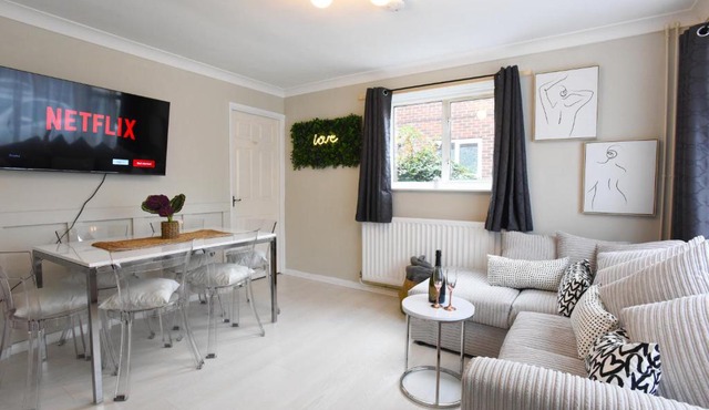 Westgate House - 5 bedroom newly renovated house with hot tub & private parking